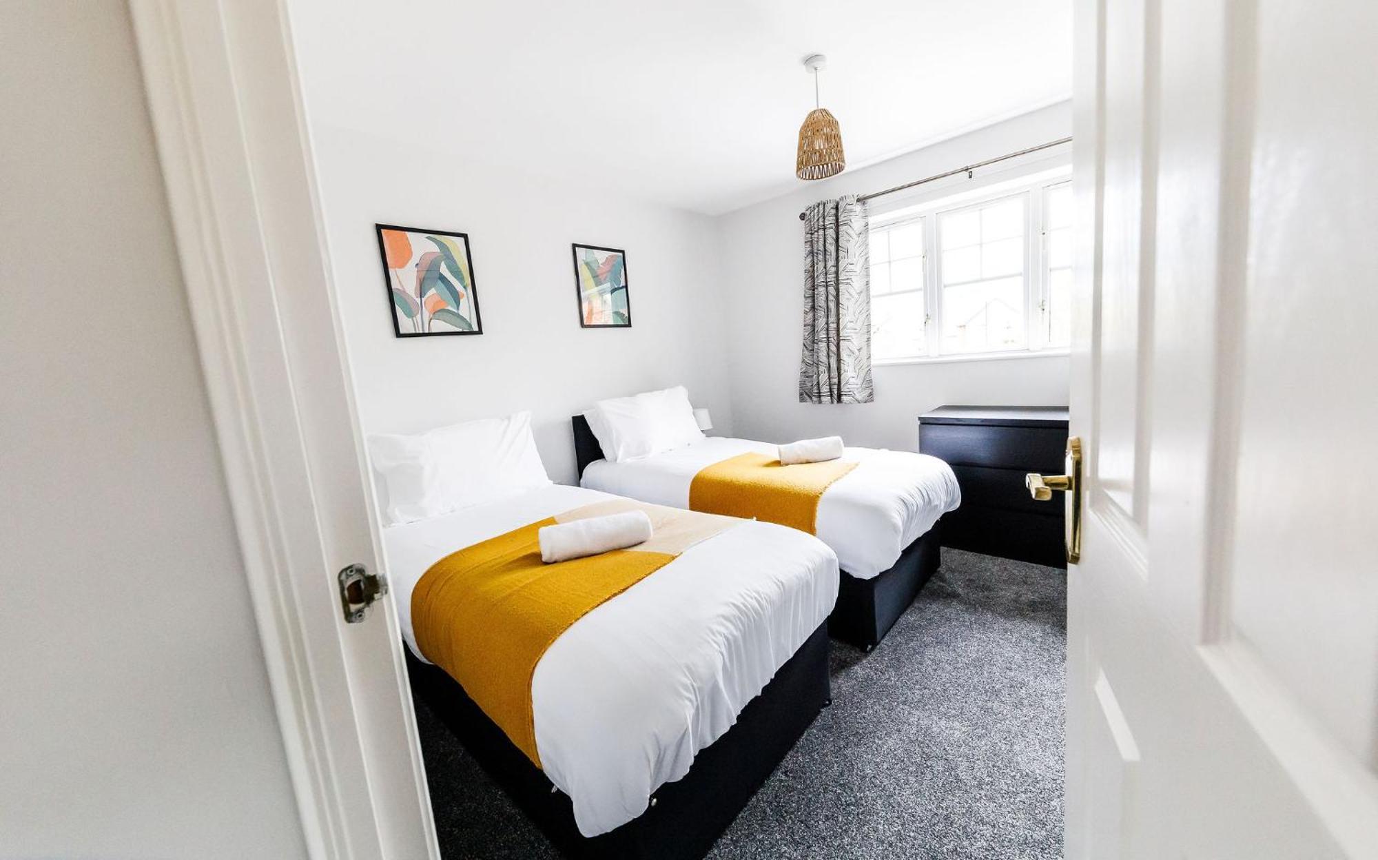 Hylton House - Spacious Home, Private Parking, Nxt To Nissan, A19, Crownworks & Stadium Of Light, Garden Apartment