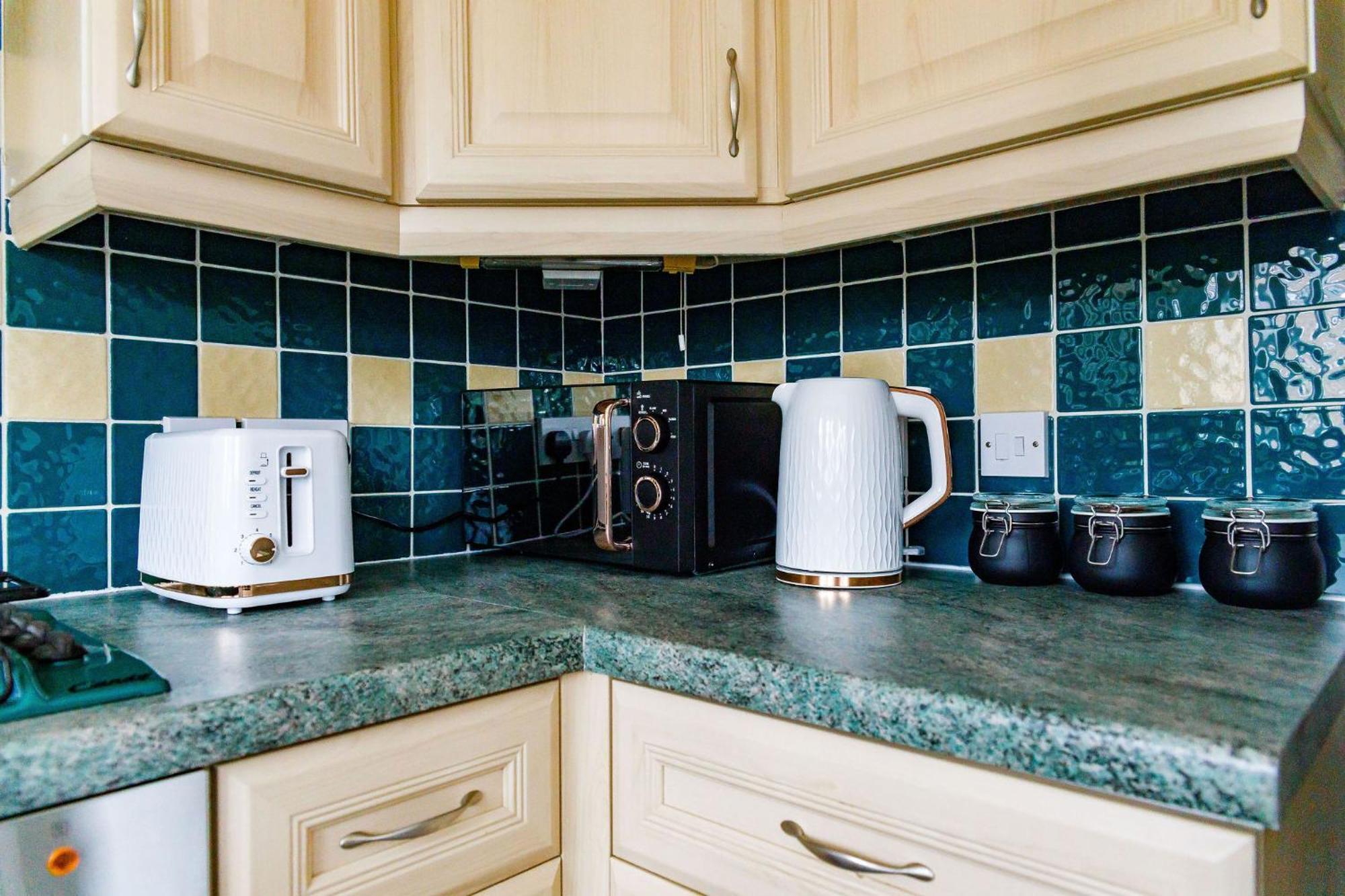 Hylton House - Spacious Home, Private Parking, Nxt To Nissan, A19, Crownworks & Stadium Of Light, Garden Apartment *