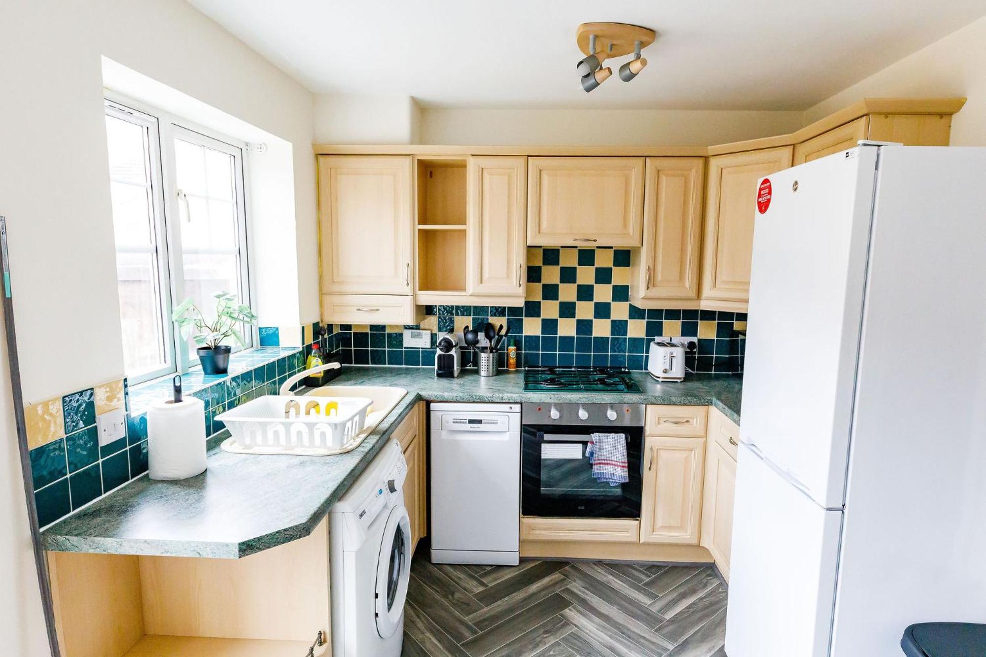 Hylton House - Spacious Home, Private Parking, Nxt To Nissan, A19, Crownworks & Stadium Of Light, Garden Apartment Sunderland (Tyne and Wear)