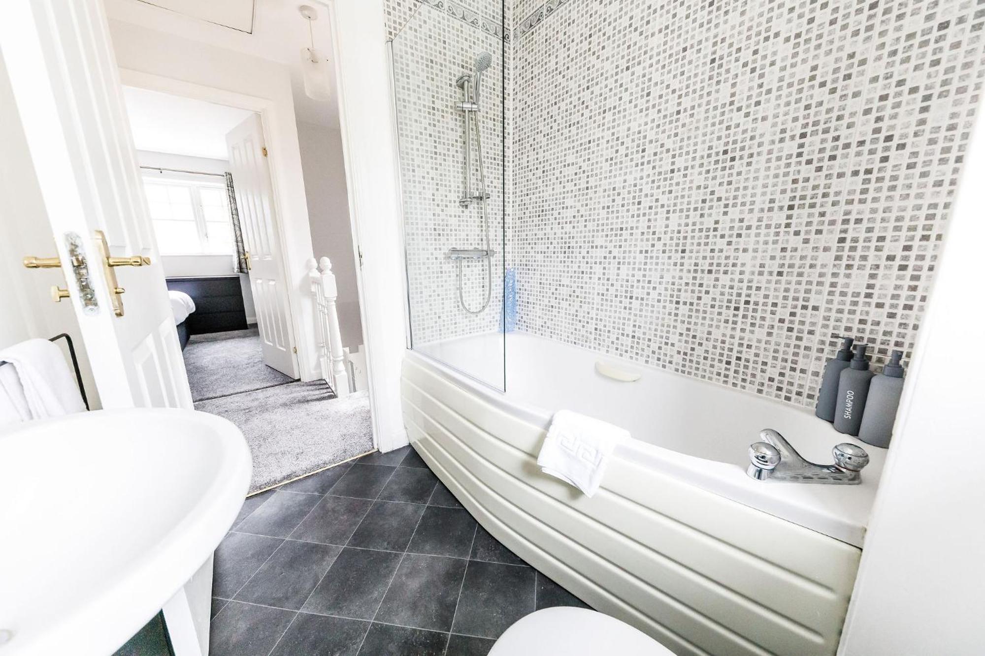 Hylton House - Spacious Home, Private Parking, Nxt To Nissan, A19, Crownworks & Stadium Of Light, Garden Apartment *