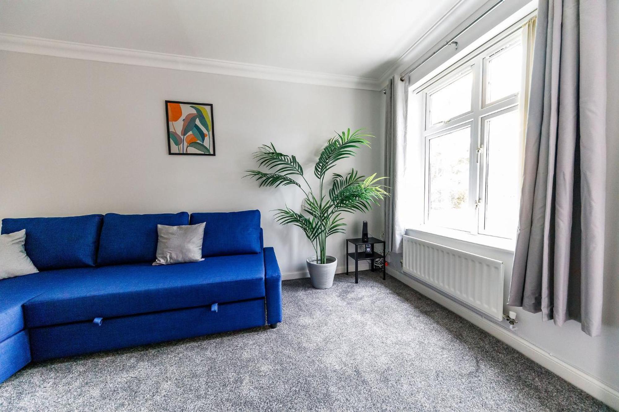 Hylton House - Spacious Home, Private Parking, Nxt To Nissan, A19, Crownworks & Stadium Of Light, Garden * Sunderland (Tyne and Wear)