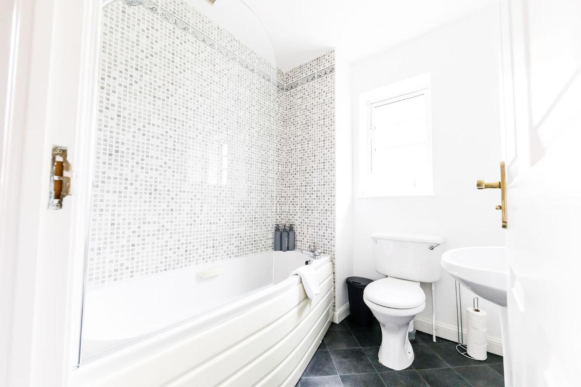 Hylton House - Spacious Home, Private Parking, Nxt To Nissan, A19, Crownworks & Stadium Of Light, Garden Apartment *