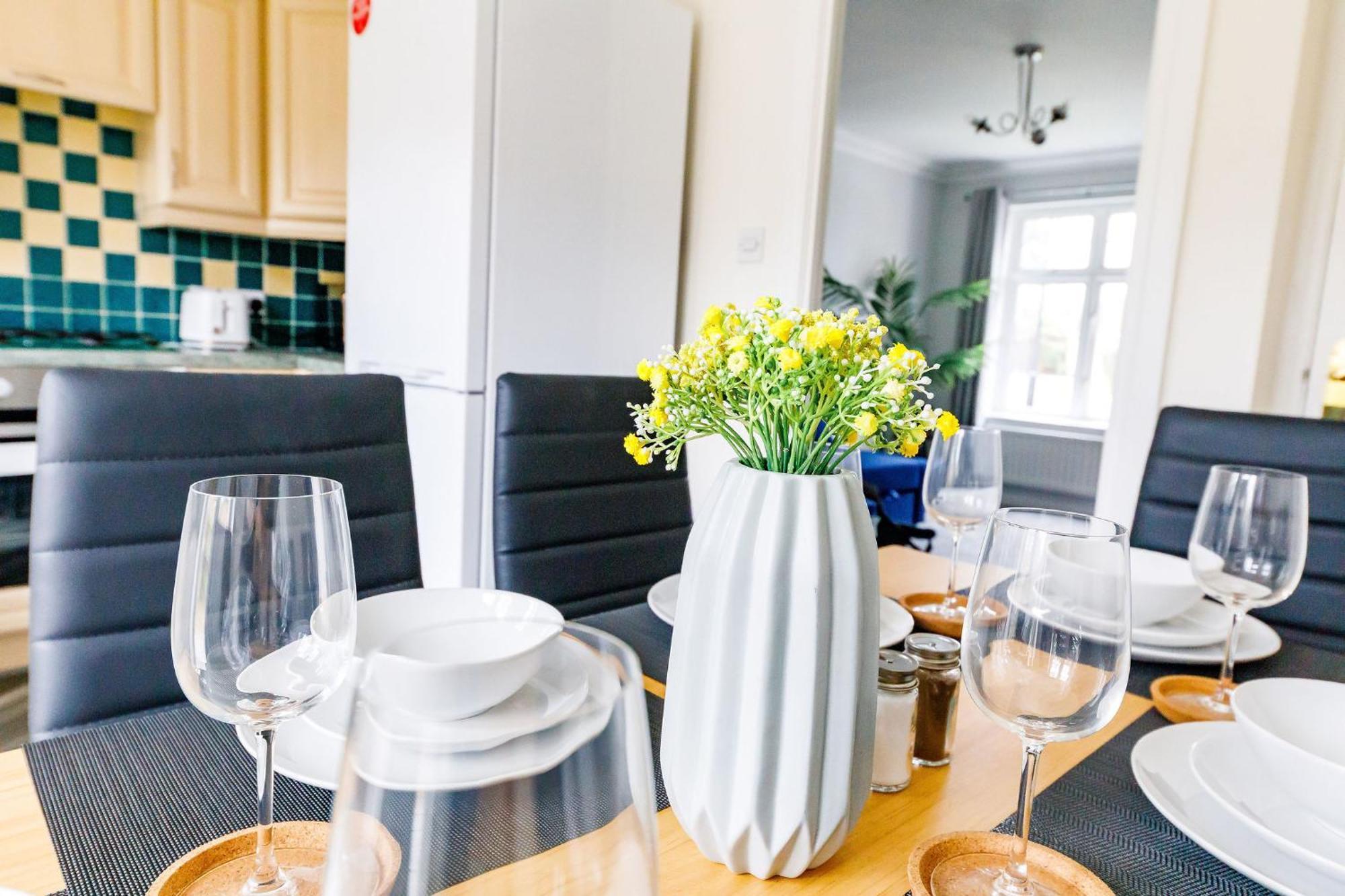 Apartment Hylton House - Spacious Home, Private Parking, Nxt To Nissan, A19, Crownworks & Stadium Of Light, Garden Sunderland (Tyne and Wear)