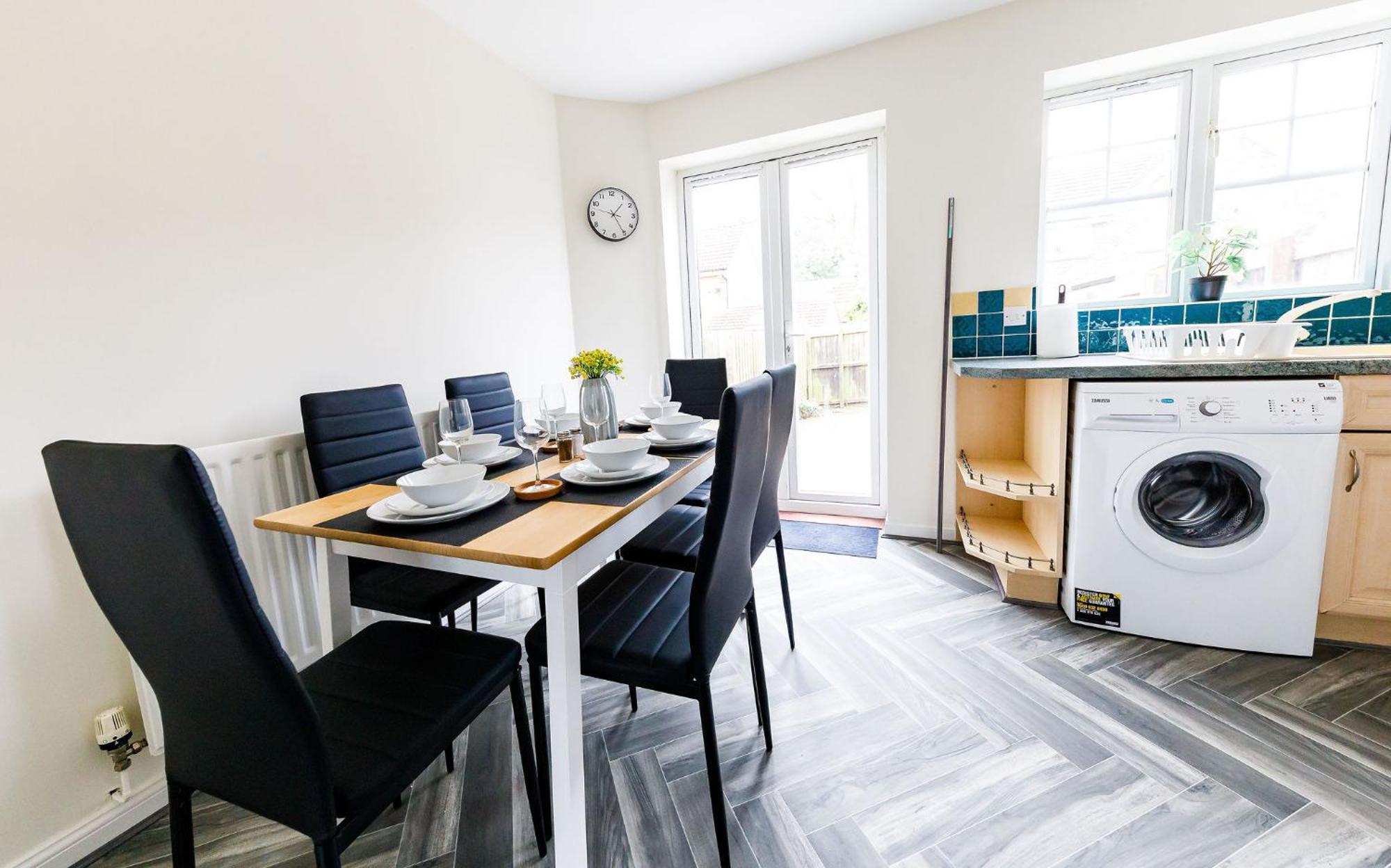 Hylton House - Spacious Home, Private Parking, Nxt To Nissan, A19, Crownworks & Stadium Of Light, Garden Apartment