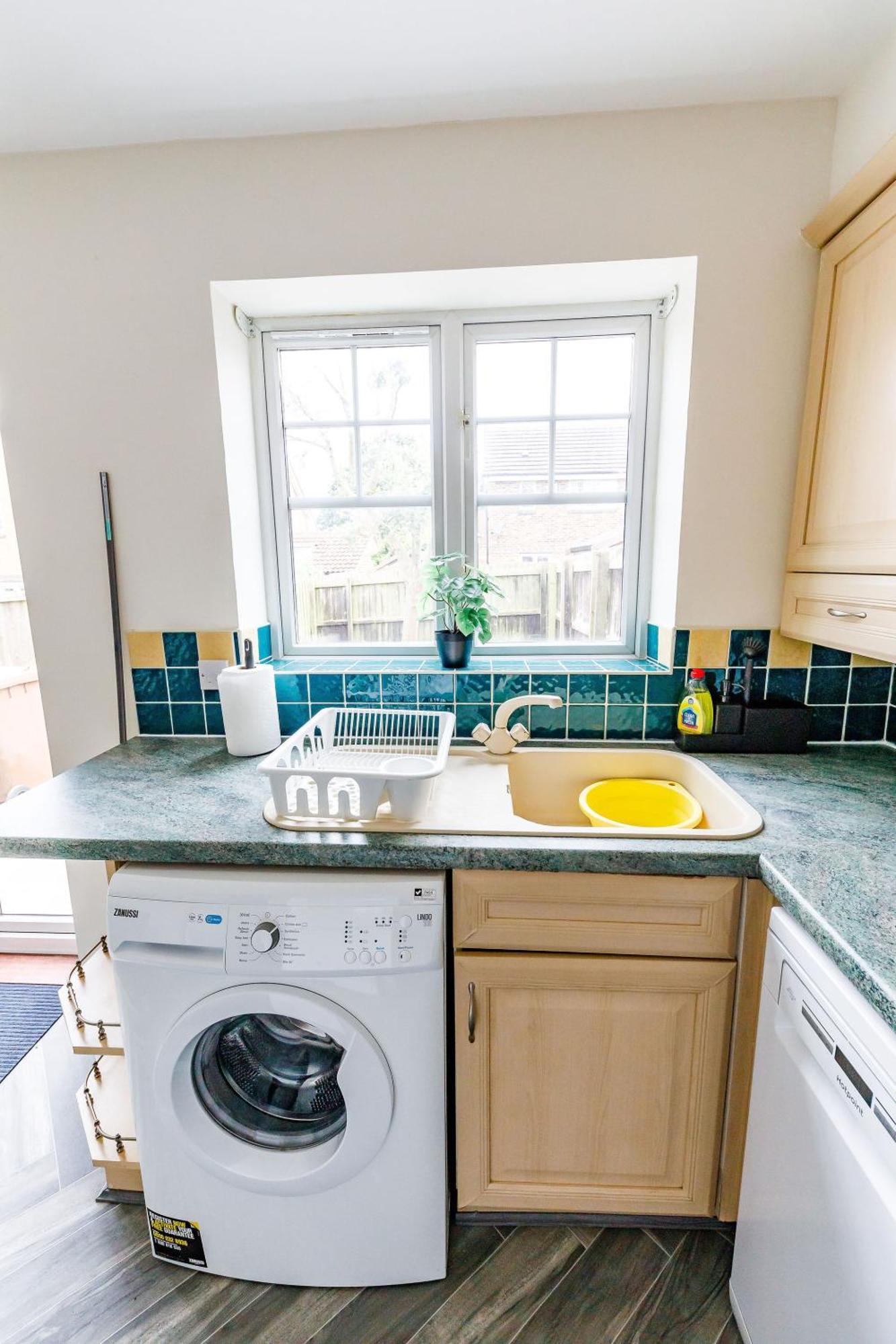 Hylton House - Spacious Home, Private Parking, Nxt To Nissan, A19, Crownworks & Stadium Of Light, Garden Apartment *