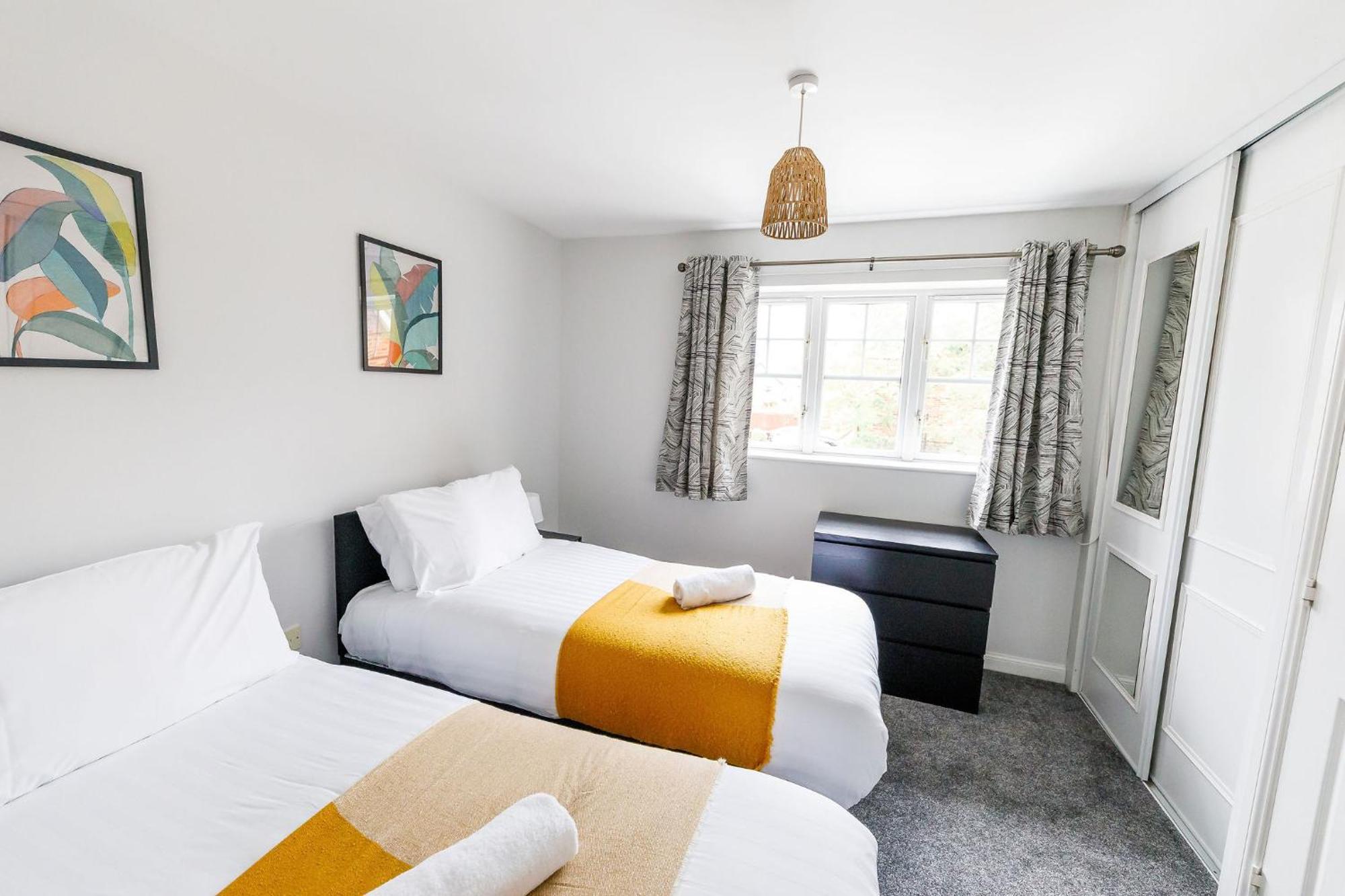 Hylton House - Spacious Home, Private Parking, Nxt To Nissan, A19, Crownworks & Stadium Of Light, Garden Apartment Sunderland (Tyne and Wear)